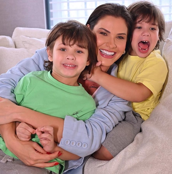 Andressa Suita conta que expulsou amiga de sua casa após beijar seus filhos