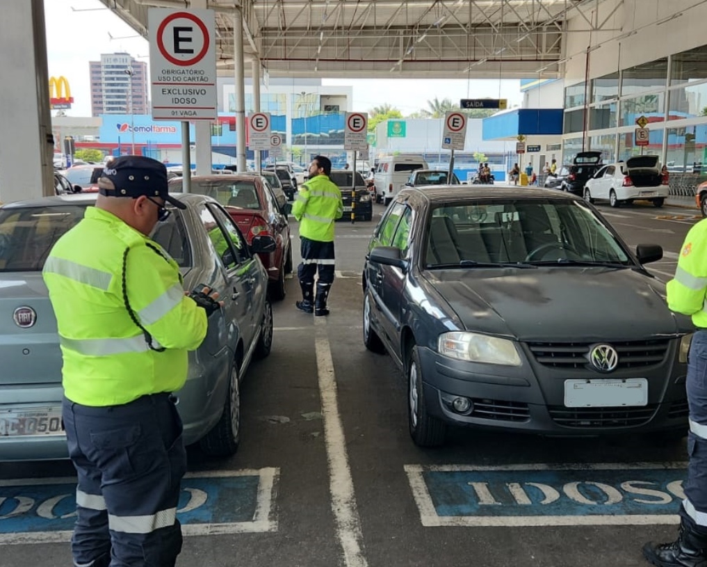 Mais de 20 veículos são flagrados em vagas especiais em shoppings e supermercados em Manaus 