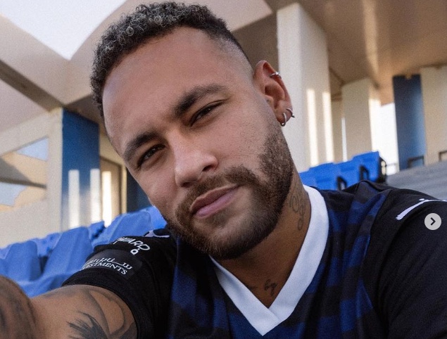Neymar chega ao Brasil para conhecer a filha Mavie