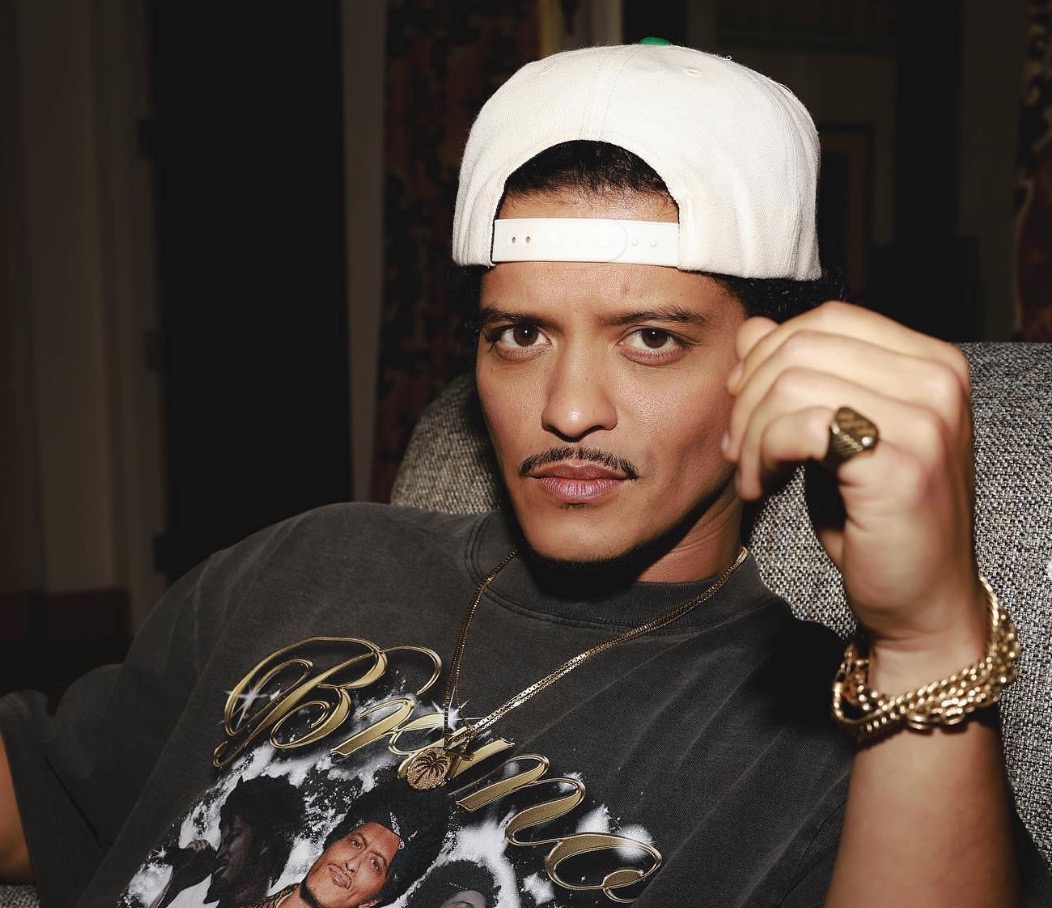 Bruno Mars cancela show e tenta deixar Israel em meio à guerra 