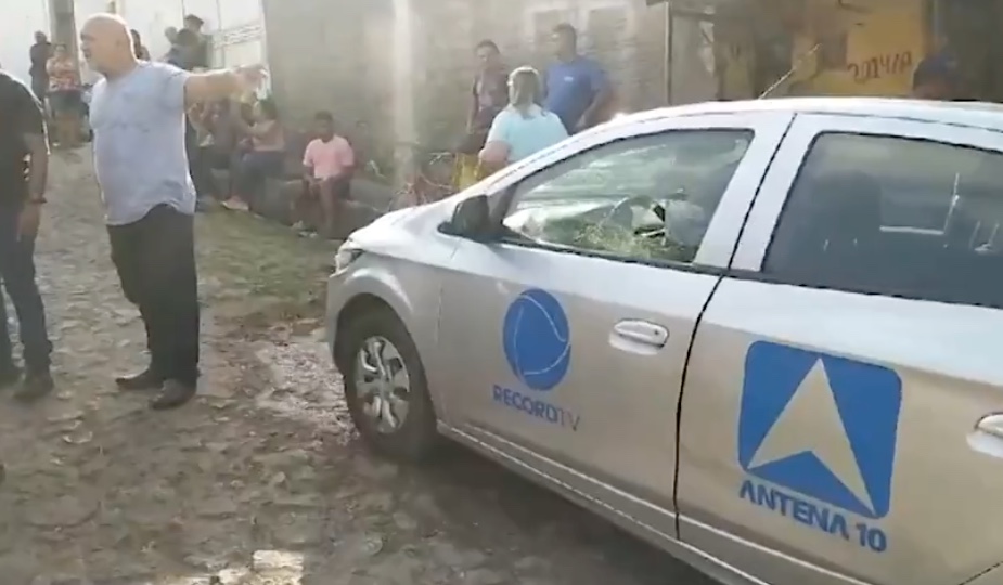 Assaltantes atiram contra carro de reportagem da Record e cinegrafista fica ferido