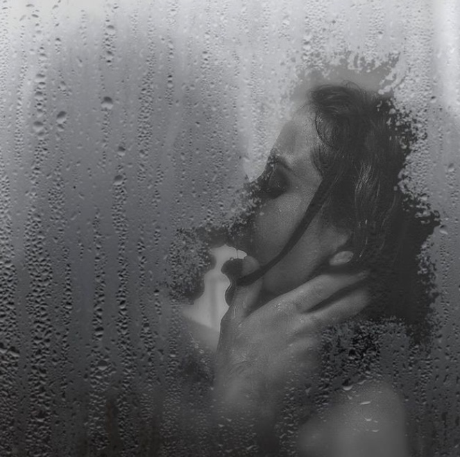 Anitta beija homem misterioso no chuveiro e fãs apontam cantor 