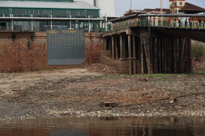 Rio Negro seca mais 30 cm no fim de semana e fica abaixo de 13 metros pela 1ª vez na história