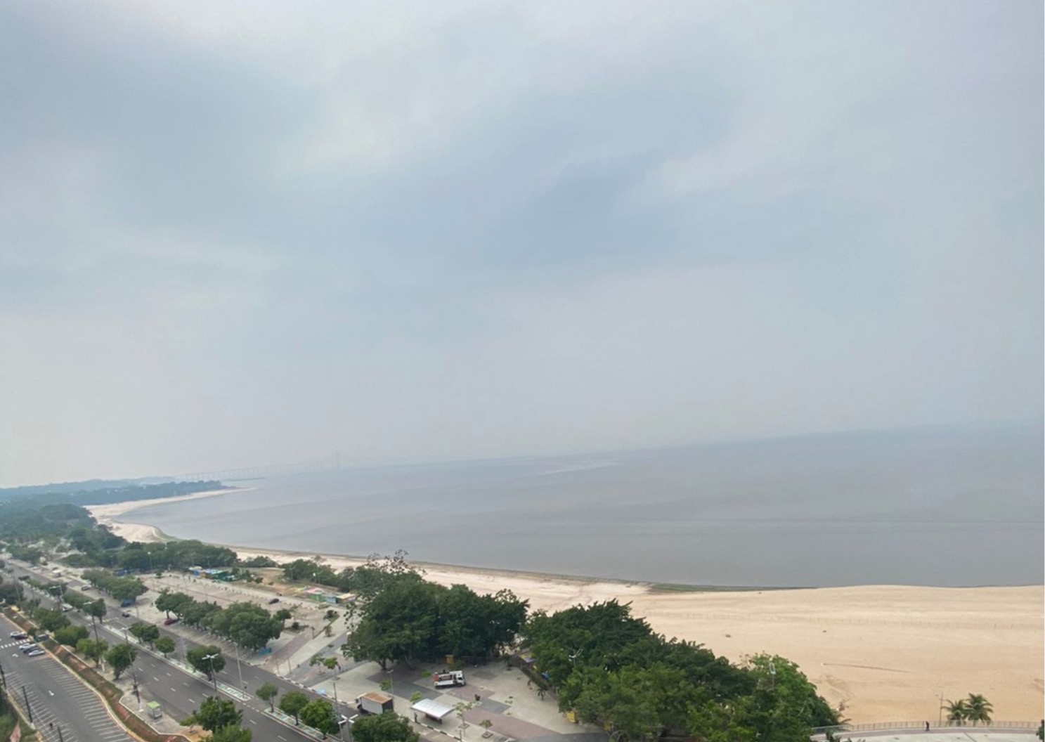 Ponte Rio Negro desaparece em meio à fumaça extrema em Manaus