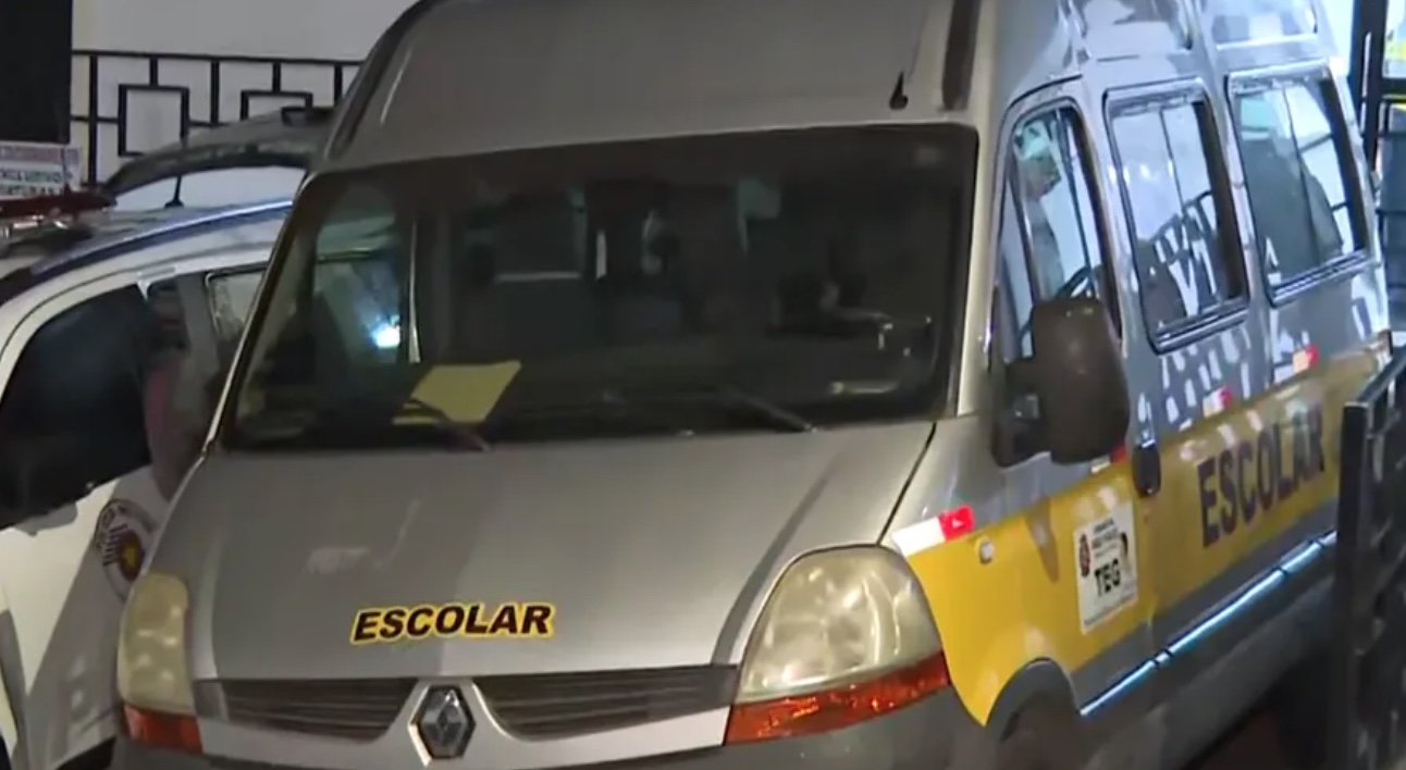 Criança de 2 anos morre após ser esquecida em van escolar durante forte calor