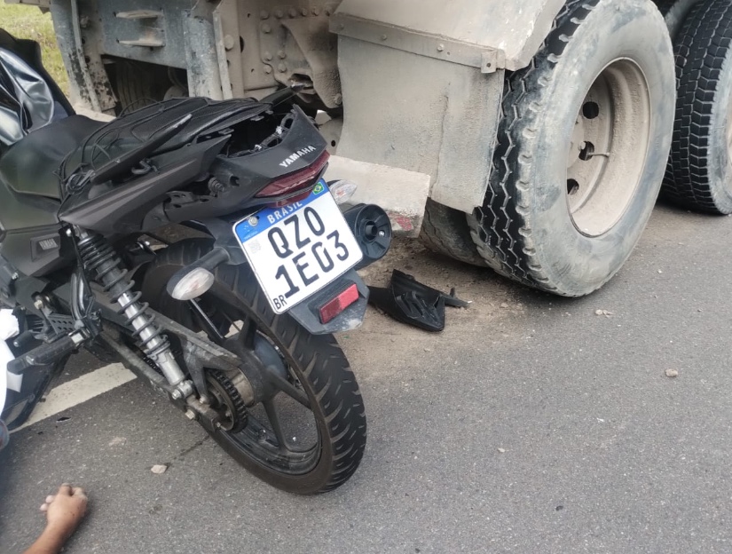 Motociclista morre em acidente com caçamba em Manaus