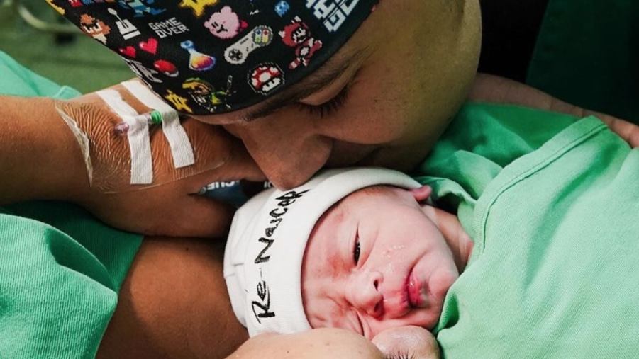 Nasce Jorge, primeiro filho de João Gomes; veja foto