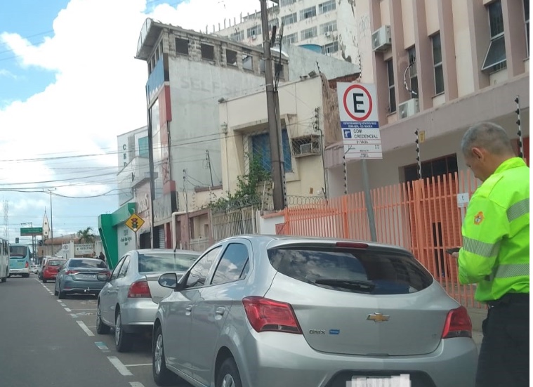Estacionamento em vagas especiais resultou em 33 carros multados nesta quarta em Manaus