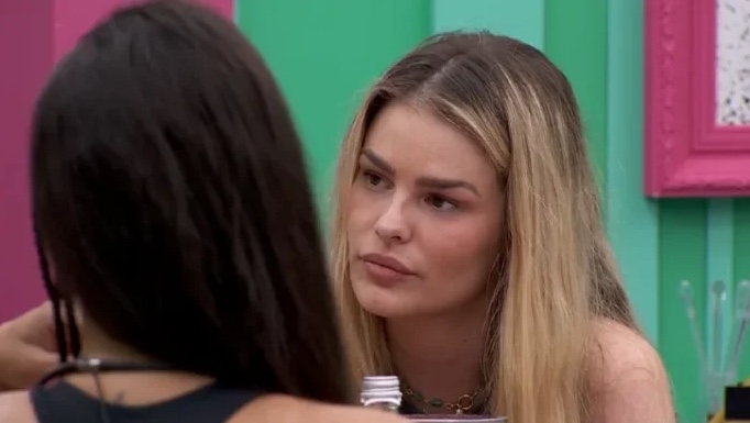 Yasmin Brunet promete ‘arregaçar’ participante que fizer piada por ela "comer muito"