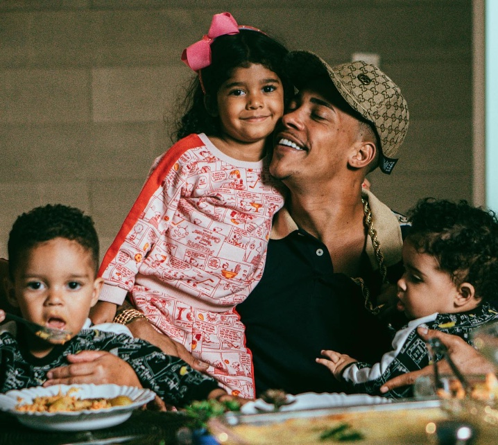 Pai de 7: MC Poze anuncia que pode ser pai de gêmeos