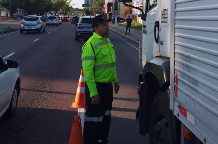 Caminhões são multados por trafegarem fora do horário permitido na Djalma Batista