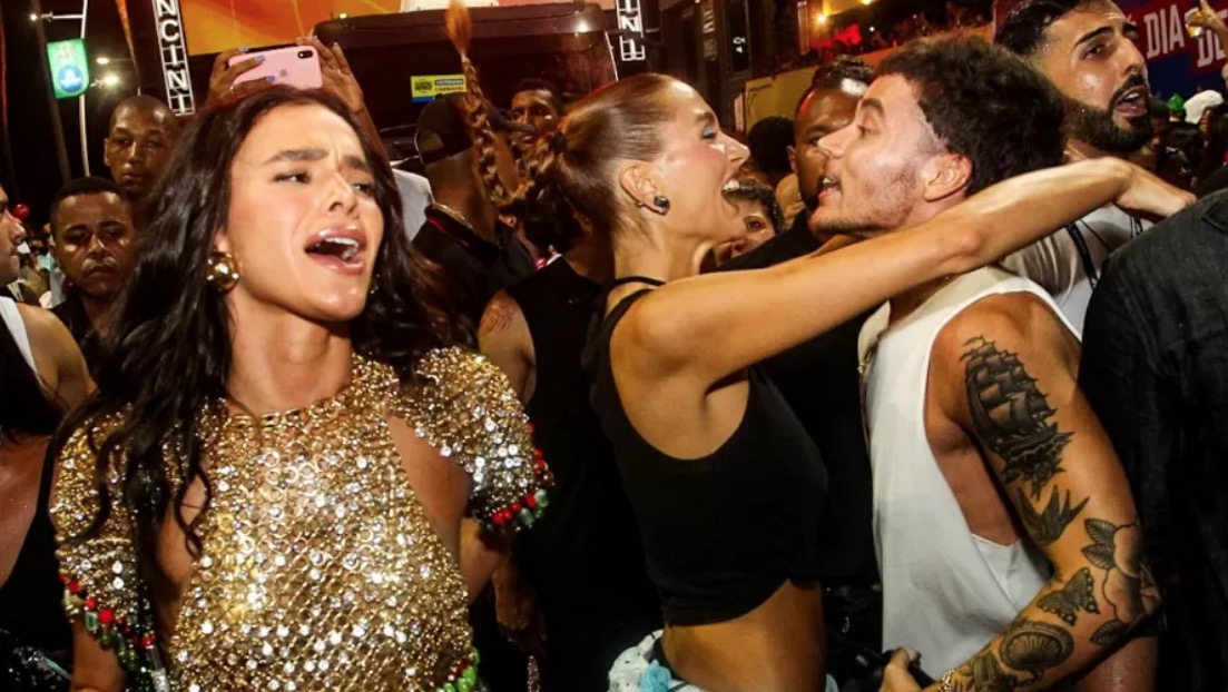 Bruna Marquezine curte trio de Anitta em Salvador com Sasha