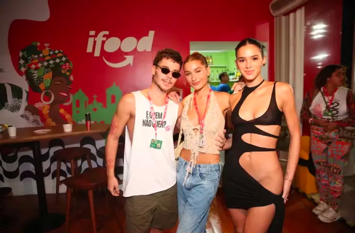 Bruna Marquezine repete look de Virginia deixa quase tudo à mostra no Carnaval