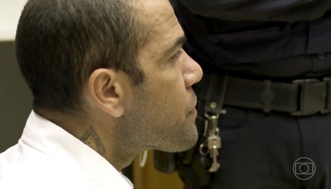 Ex-companheiro de cela diz que Daniel Alves quer fugir para o Brasil 