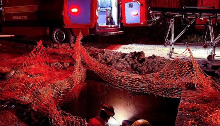 Homem cai em bueiro de mais de 2 metros de altura enquanto mexia em celular