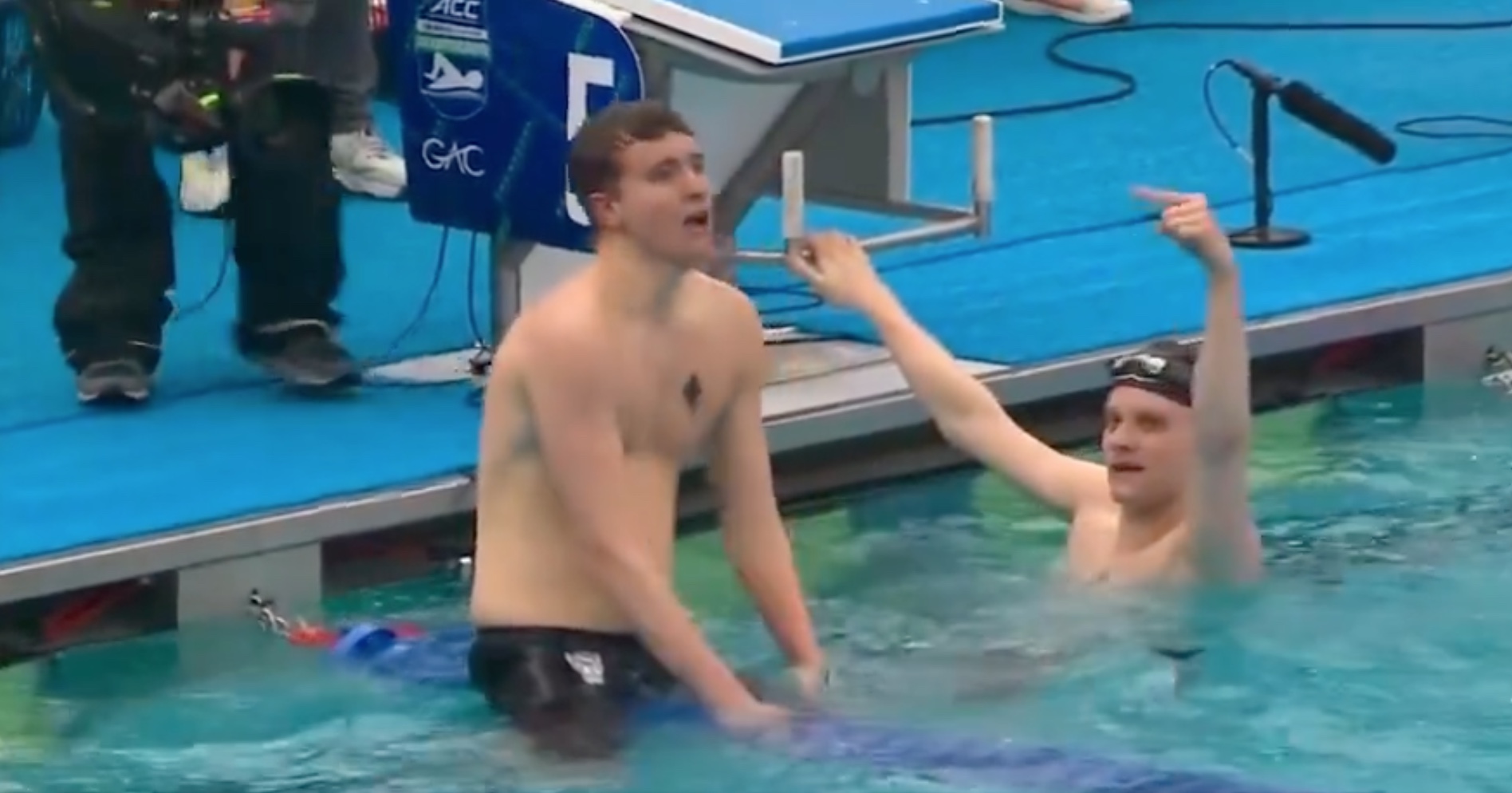 Nadador perde título por fazer comemoração proibida
