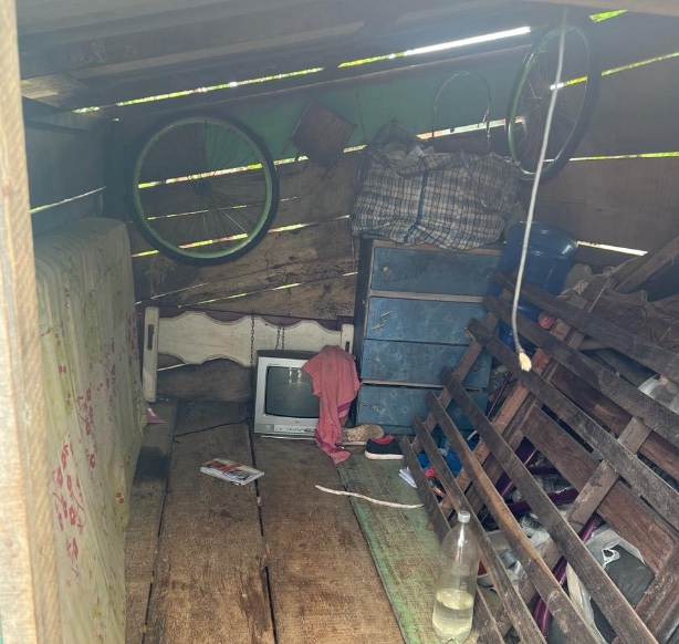 Mãe e padrasto de garoto de 12 anos são presos por mantê-lo com sede e acorrentado no Amazonas