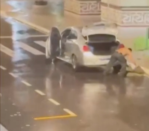 Servidor da Aeronáutica é preso após ser filmado roubando grama de praça