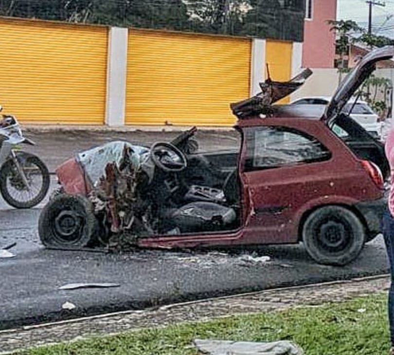 Acidente gravíssimo entre carro e rota do Distrito deixa feridos em Manaus