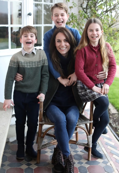 Sem ser vista desde cirurgia, Kate Middleton admite manipulação em foto com os filhos