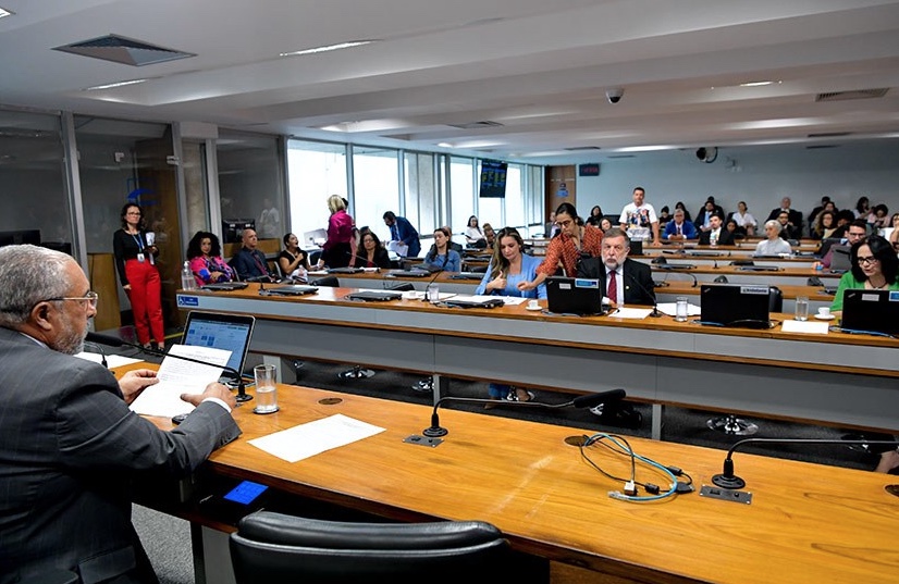 PL propõe que idosos que contratam serviços por telefone assinem contrato pessoalmente