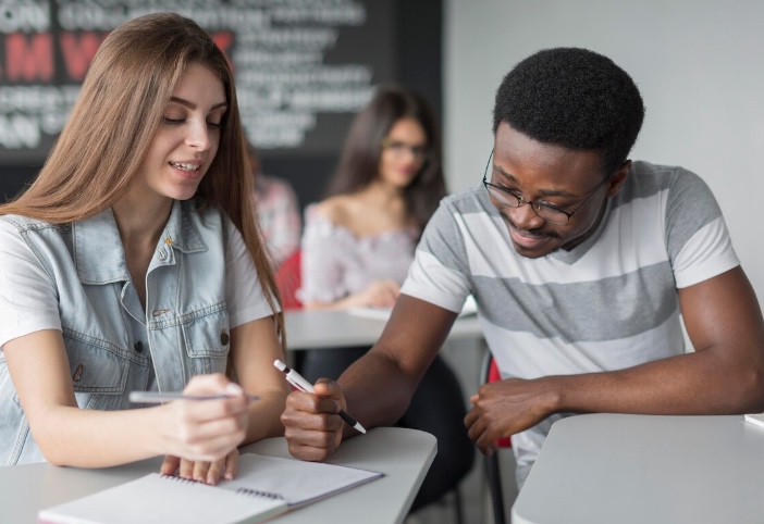 Comissão da Câmara dos Deputados aprova PL que estimula formação de alunos do ensino médio no exterior 