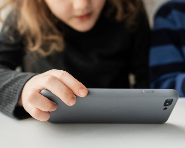 Norma obriga empresas a adotarem medidas de combate à exclusão digital; entenda