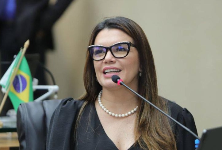 Alessandra Campêlo impede PM acusado de agredir mulher de falar na Aleam e encerra sessão sob vaias
