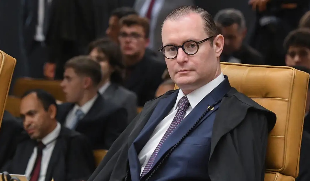   Ex-advogado de Lula, Zanin se declara impedido de julgar recurso de Bolsonaro contra TSE