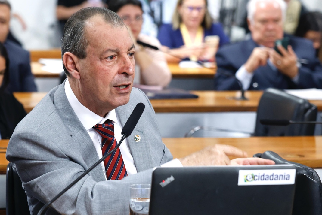 Omar Aziz defende ministra da Saúde e critica negacionistas no Senado Federal