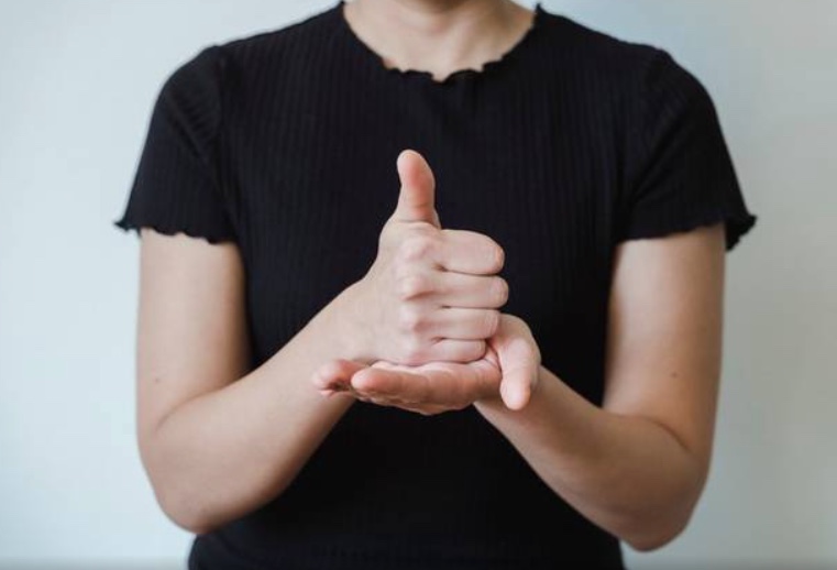 PL assegura comunicação em Libras em instituições a pessoas com deficiência auditiva