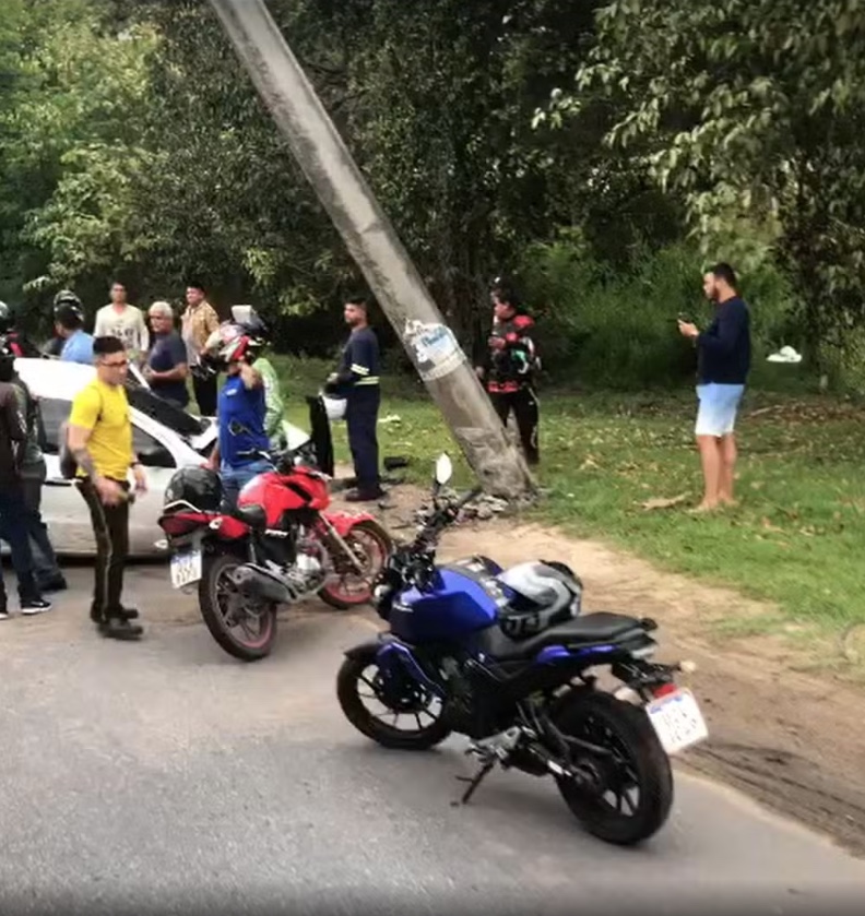 Três pessoas ficam feridas após carro bater contra poste no Distrito Industrial