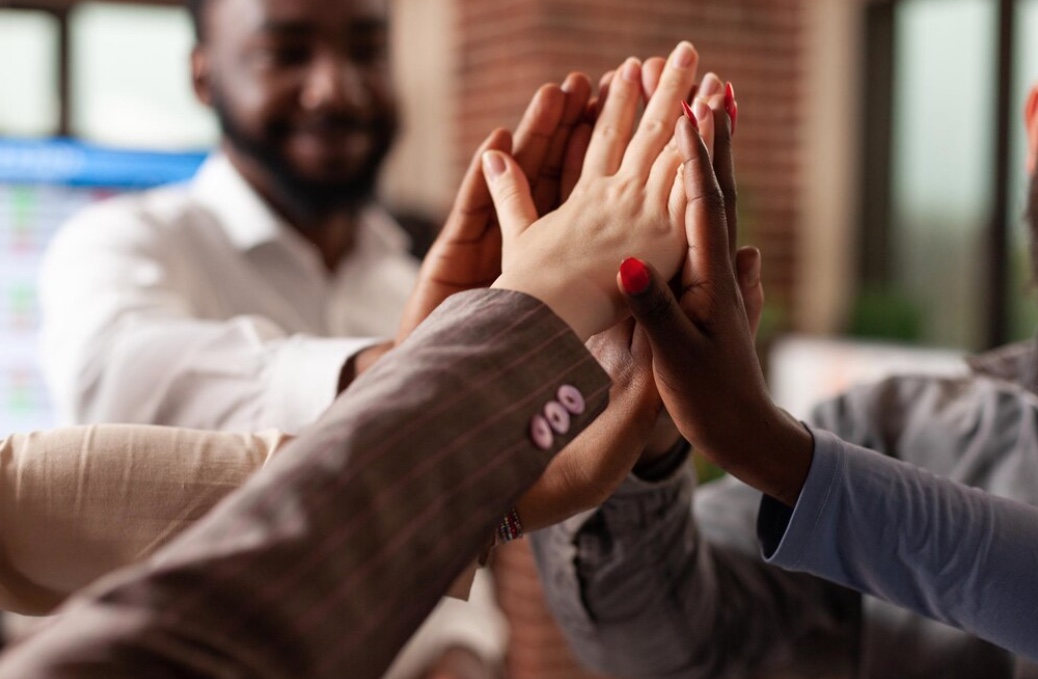 Semana de 4 dias: empresas relatam menos estresse e mais criatividade de trabalhadores após testes
