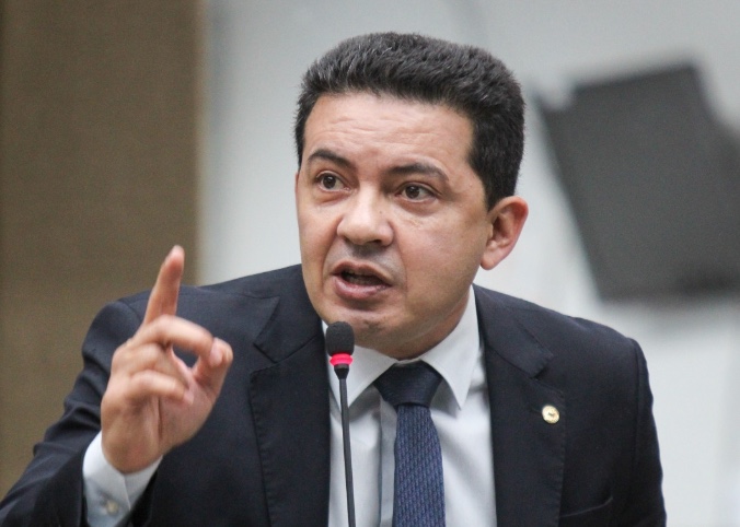 Deputado Péricles diz que relação entre Menezes e Bolsonaro está "estremecida"