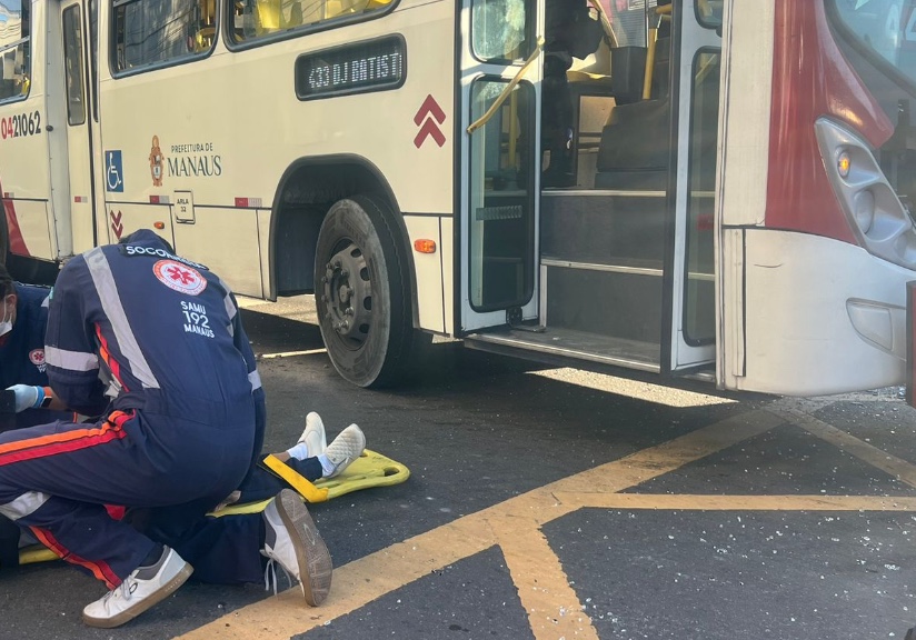 Passageiros ficam feridos durante acidente entre ônibus na avenida Getúlio Vargas