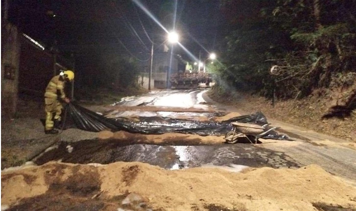 Carreta tombada tem combustível vazado e moradores evacuam casas e galpões por risco de explosão