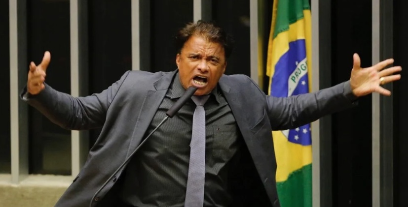 Ex-deputado é preso após contratar carro de som para xingar deputada e criar música ofensiva