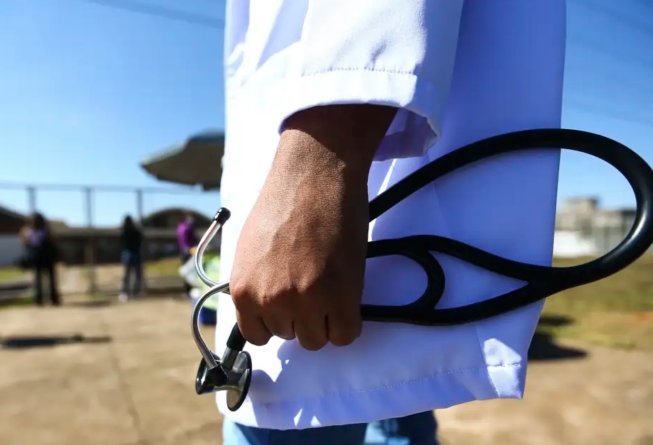 Comissão do Senado aprova penas mais duras para quem agredir médicos em atendimento