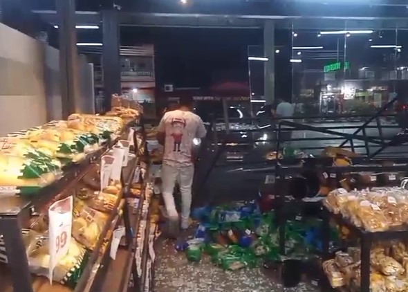 Carro invade padaria após motorista confundir pedais em Manaus