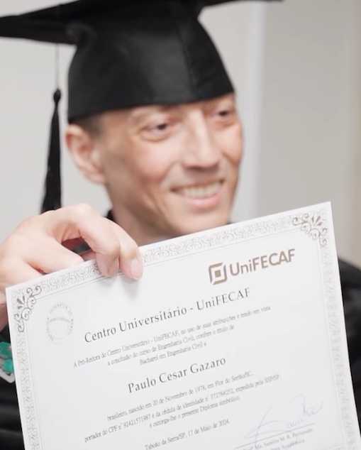 Com câncer em estágio terminal, estudante de engenharia ganha formatura dias antes de morrer