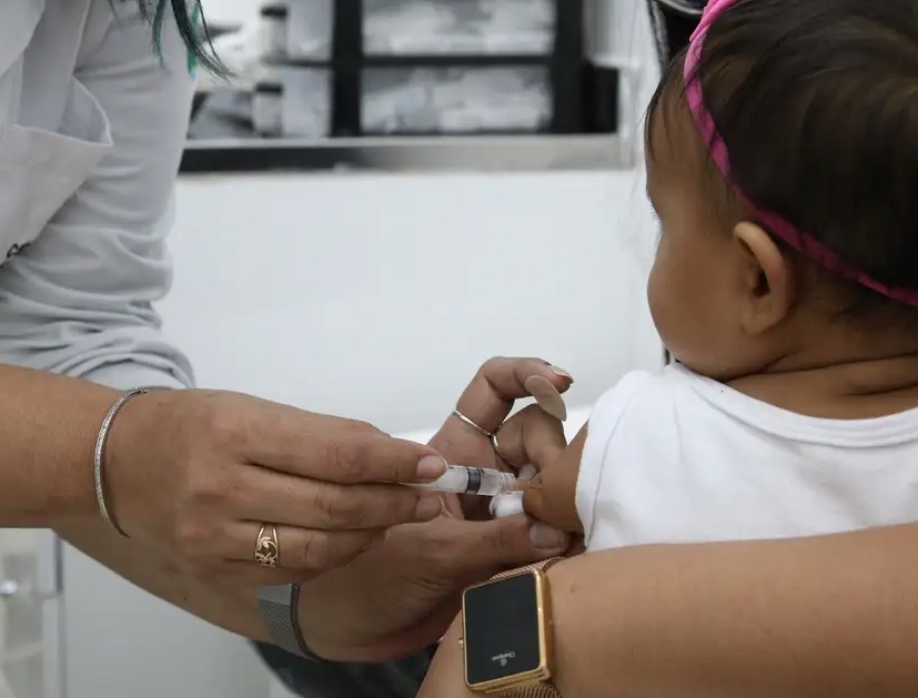 Ministério de Saúde critica PL que busca revogar vacinação infantil contra Covid-19 
