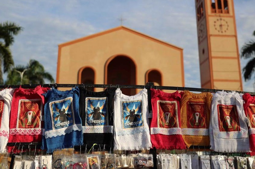 Festival de Parintins: Visitantes se derretem com ilha dividida entre azul e vermelho