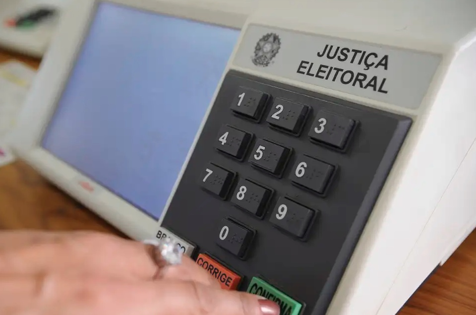 Novo Código Eleitoral propõe fim da reeleição e mandatos de 5 anos; entenda