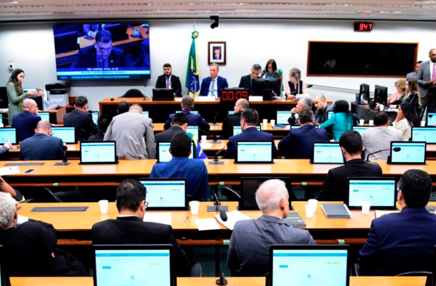 Comissão da Câmara aprova uso de cassetete em jovens infratores em casos de tentativa de suicídio; entenda 