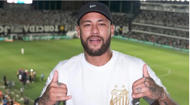 Neymar em jogo do Flamengo tem 'flerte', pé no chão e encanto com torcida