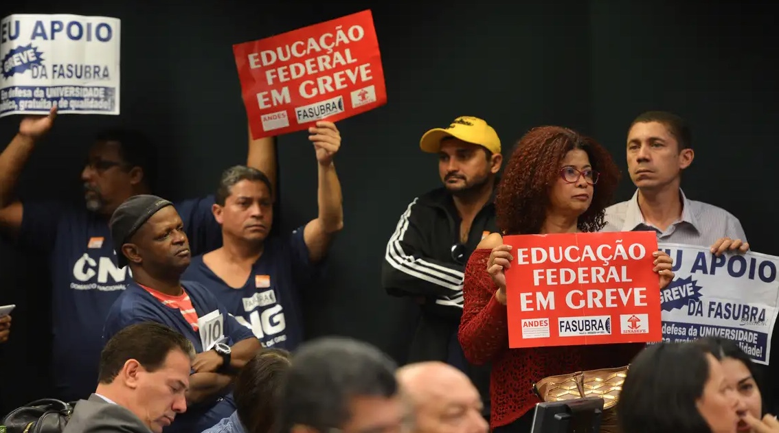 Professores decidem manter greve nas universidades federais após nova negociação