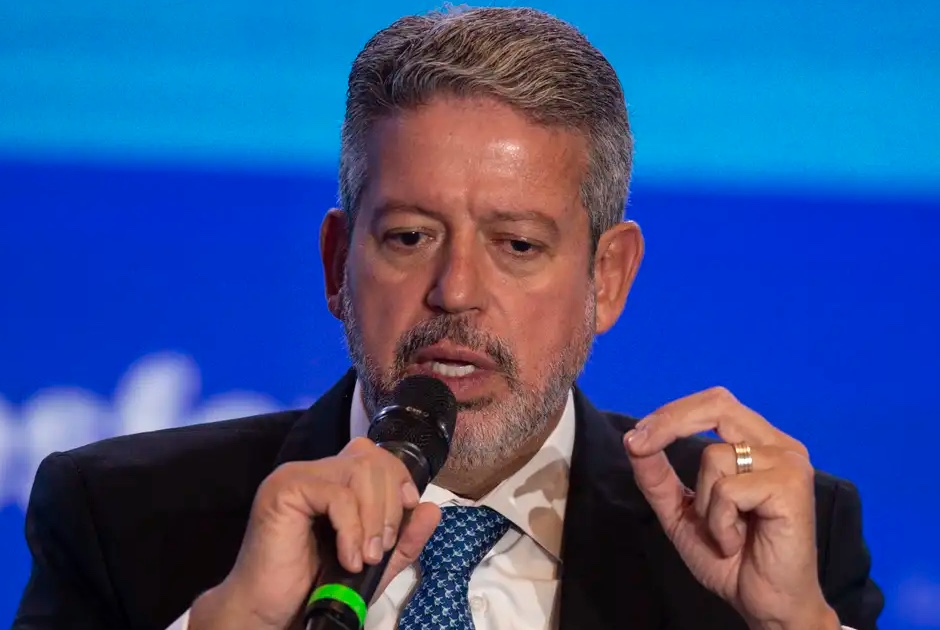 Lira muda de ideia e libera presença de deputados na Câmara durante semana de São João 