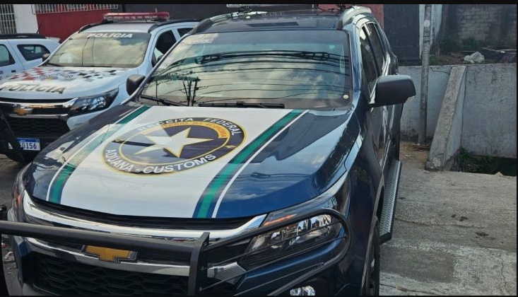 Carro da Receita Federal é apreendido transportando 30 kg de cocaína 