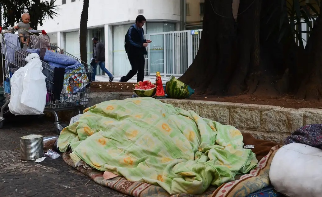 Projeto prevê multa de R$ 17 mil para quem doar comida a moradores de rua; entenda