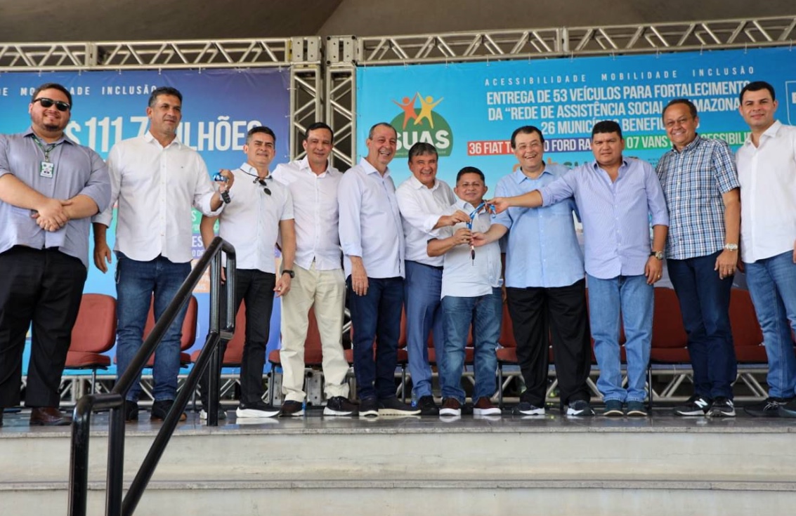 Omar Aziz entrega a ministro lista de medidas para combate à seca no Amazonas